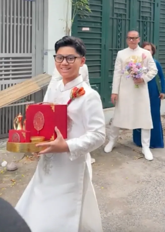 Minh Khôi trong trang phục phù rể lịch lãm tại ngày cưới của bố.