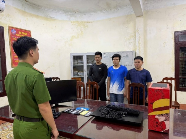 Các đối tượng Võ Minh Tâm, Nguyễn Long Nhật và Thới Minh Nhật tại cơ quan điều tra Công an tỉnh Hưng Yên