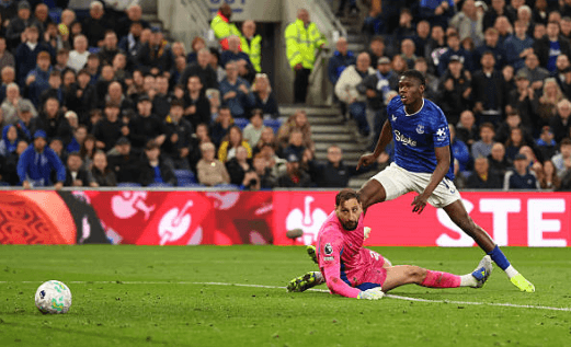 Thủ thành Gianluigi Donnarumma trong trận đấu với Everton