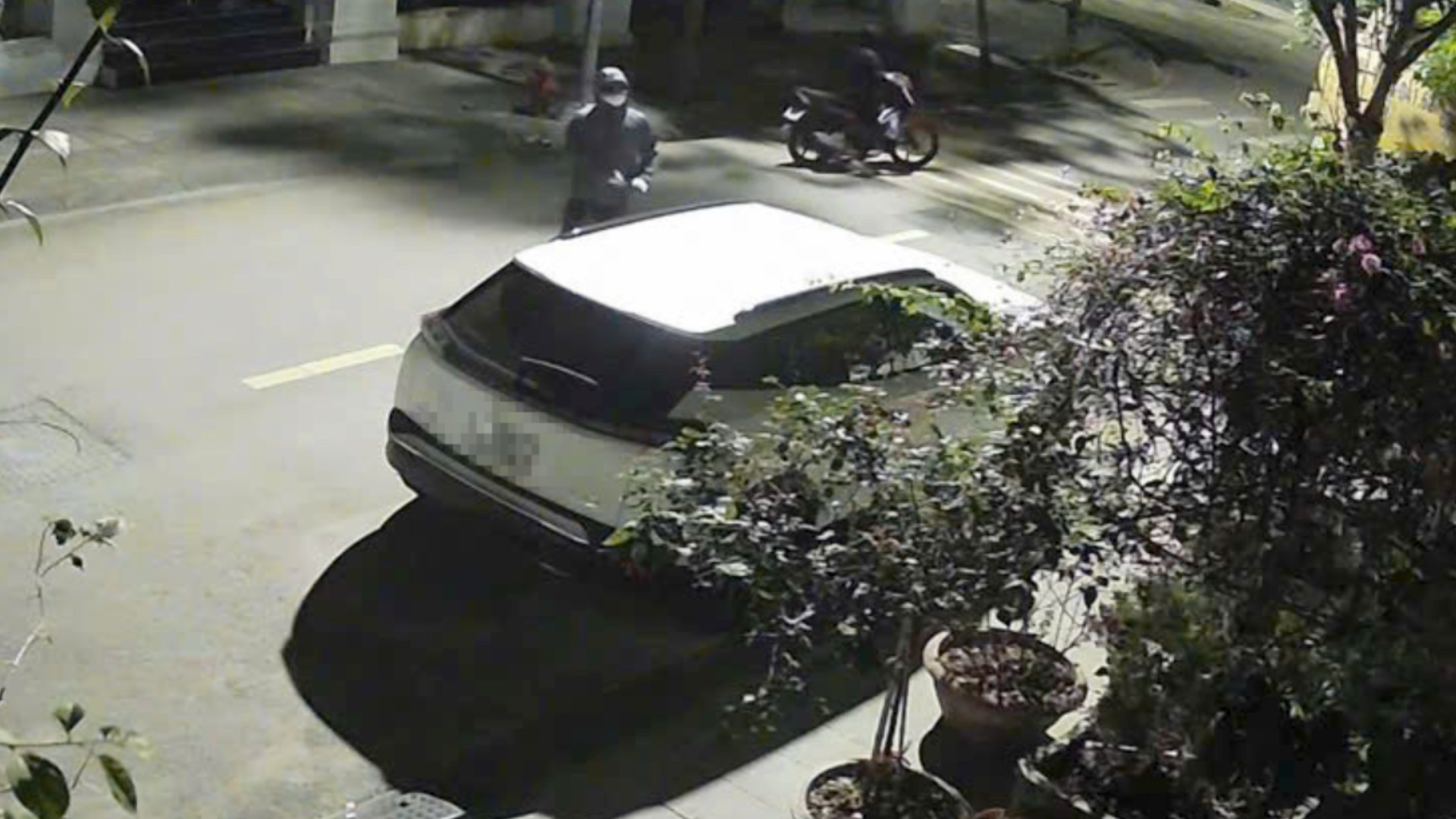 Trích xuất camera ghi lại cảnh hai Trang chủ dubai casino 88lx cá cược bóng đá phá kính xe ô tô Peugeot để trộm cắp tài sản