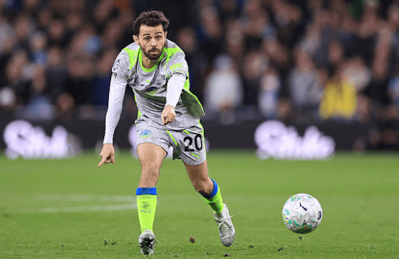 Bernardo Silva nỗ lực pressing trên sân