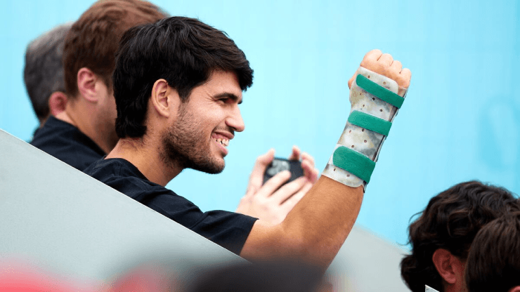 Carlos Alcaraz dính chấn thương cổ tay nghiêm trọng do thói quen chơi golf và game