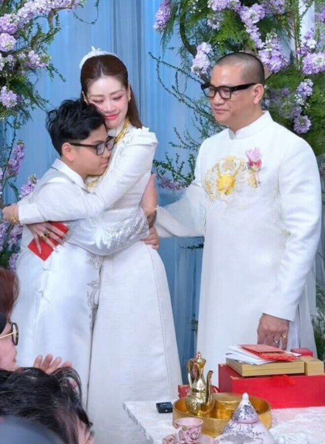 Khánh Vân không kìm được xúc động trước những chia sẻ của Minh Khôi.
