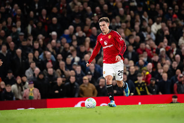 Tiền vệ Manuel Ugarte trong màu áo Manchester United tại Old Trafford.