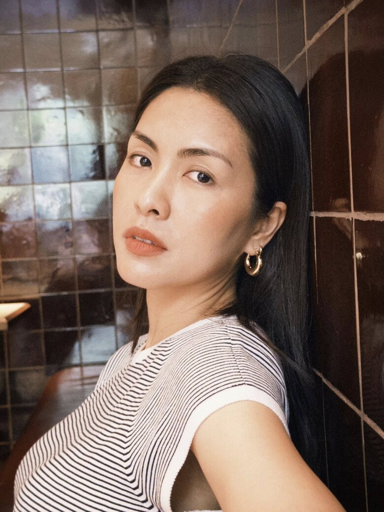 Dù đi ăn với gương mặt mộc vẫn ghi điểm tuyệt đối nhờ vẻ đẹp tự nhiên và khí chất nhẹ nhàng.