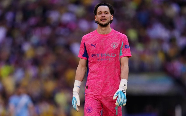 Thủ thành James Trafford là một trong những phương án thay thế nếu Vicario rời London.