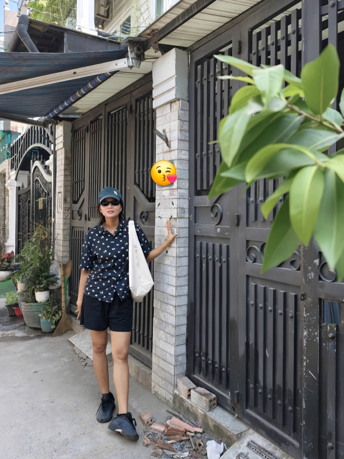 Hoa hậu H'Hen Niê đứng bên căn nhà phố mới tậu tại TP.HCM