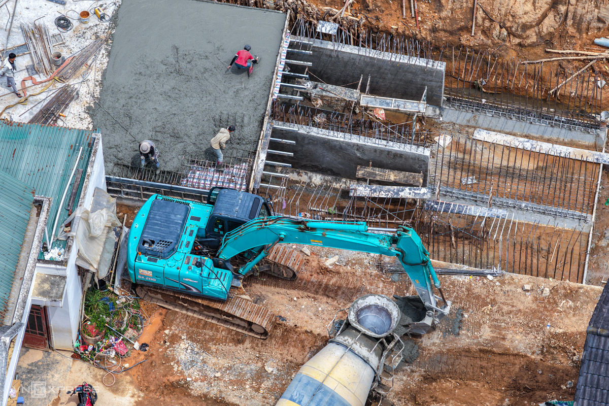 Thi công đoạn qua khu vực dân cư và nhà màng