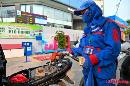 Ngành xăng dầu nỗ lực cắt giảm thủ tục hành chính để hỗ trợ mục tiêu tăng trưởng kinh tế.
