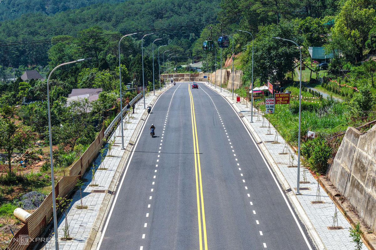 Cung đường xuyên qua rừng thông đặc dụng
