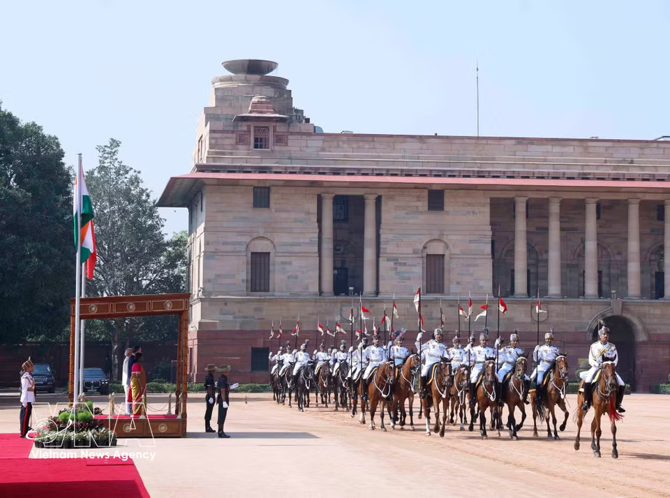 A ceremonial welcome for Party General Secretary and State President To Lam on his State visit to the Republic of India is held at the Presidential Palace in New Delhi. (Photo: Thong Nhat – VNA)