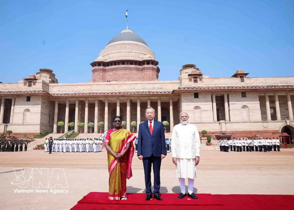 President Droupadi Murmu and Prime Minister Narendra Modi co-chair a welcome ceremony for Party General Secretary and State President To Lam on his State visit to the Republic of India. (Photo: Thong Nhat – VNA)