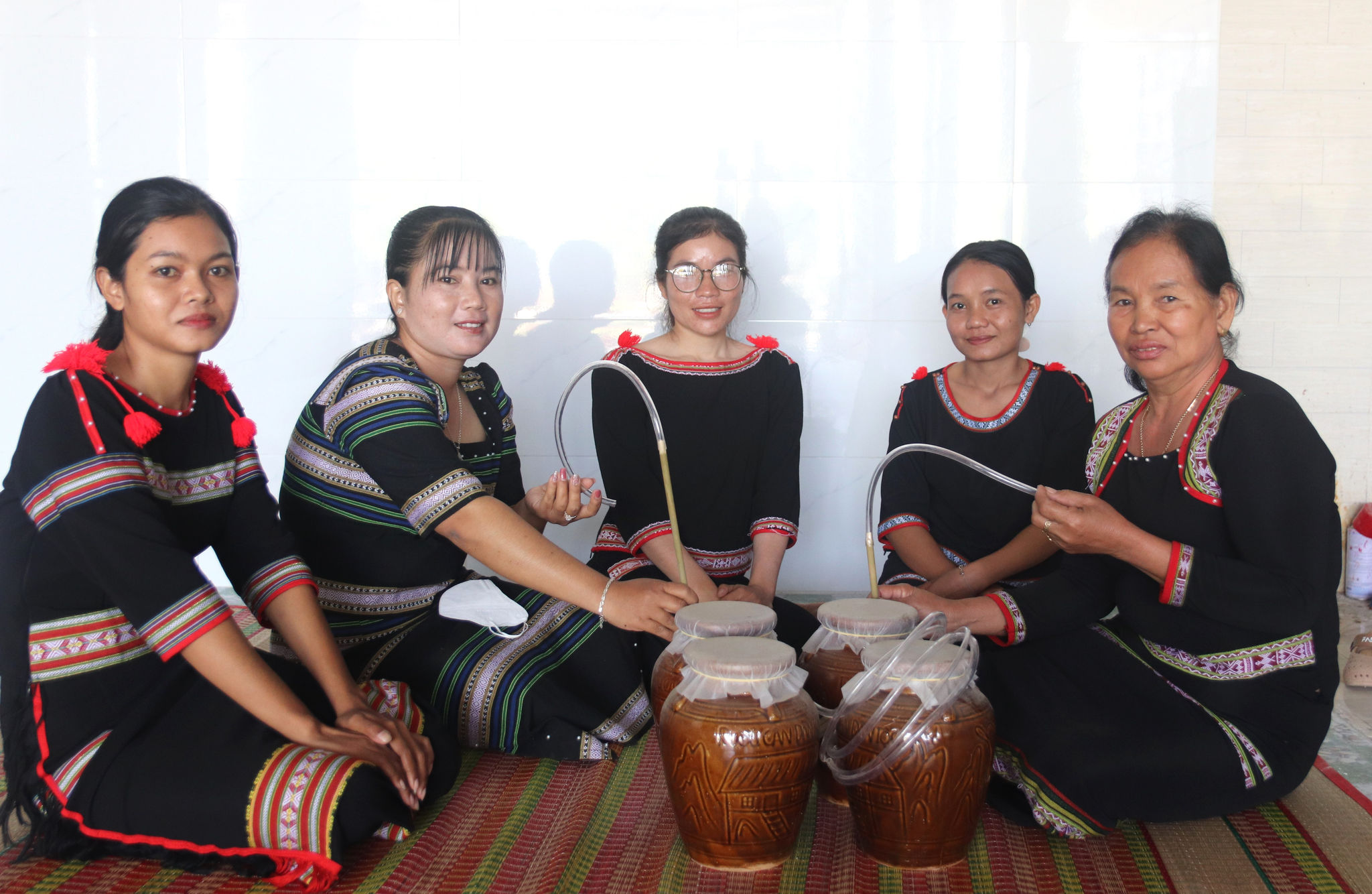 B&agrave; Đ&agrave;o Thị Tuy&ecirc;n (g&oacute;c phải) chụp h&igrave;nh c&ugrave;ng với c&aacute;c phụ nữ ở x&atilde; Phan Sơn b&ecirc;n ch&eacute; rượu cần