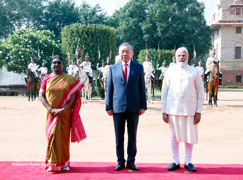 President Droupadi Murmu and Prime Minister Narendra Modi co-chair a welcome ceremony for Party General Secretary and State President To Lam on his State visit to the Republic of India. (Photo: Thong Nhat – VNA)