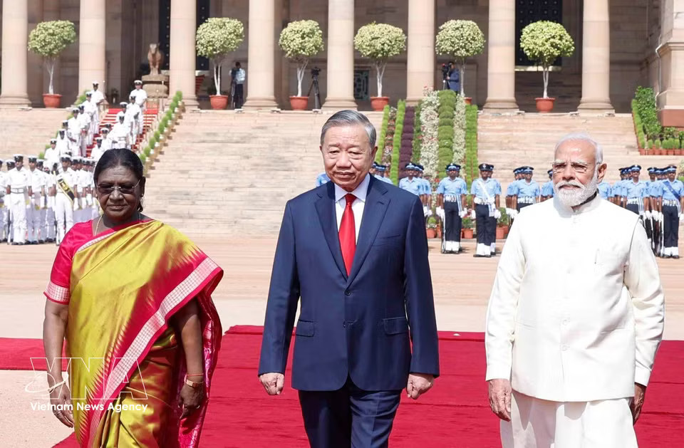 President Droupadi Murmu and Prime Minister Narendra Modi co-chair a welcome ceremony for Party General Secretary and State President To Lam on his State visit to the Republic of India. (Photo: Thong Nhat – VNA)