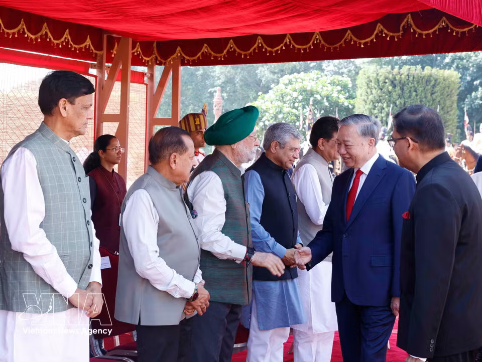 Party General Secretary and State President To Lam meets members of the high-level Indian delegation at the welcome ceremony. (Photo: Thong Nhat – VNA)