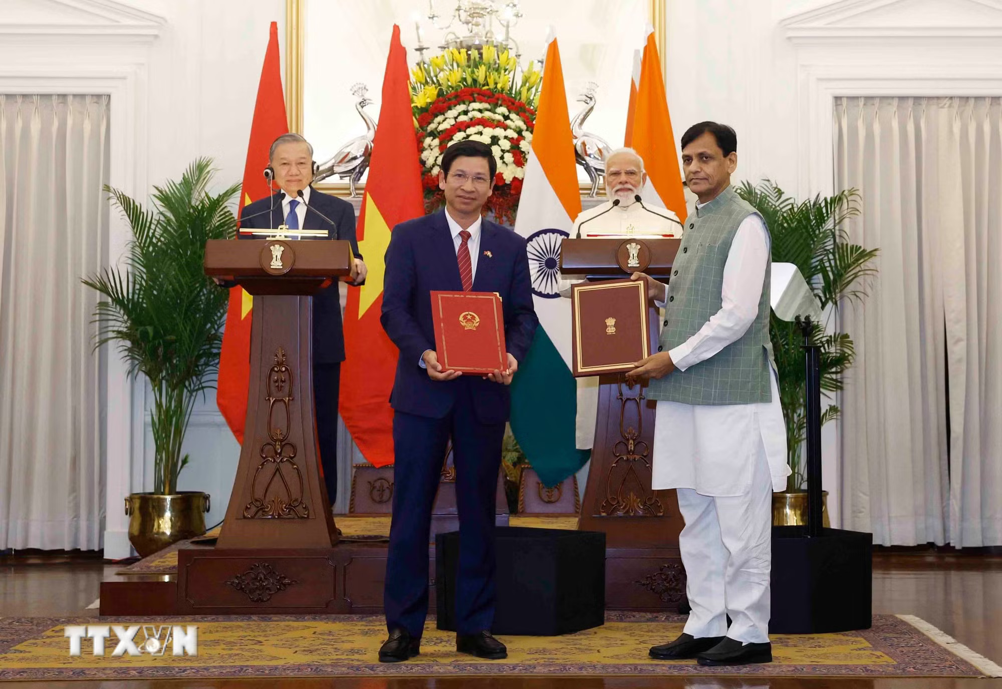 chu-tich-nuoc-to-lam-va-thu-tuong-cong-hoa-an-do-narendra-modi-chung-kien-le-trao-cac-van-kien-hop-tac-giua-2-nuoc9.jpg.avif.jpg