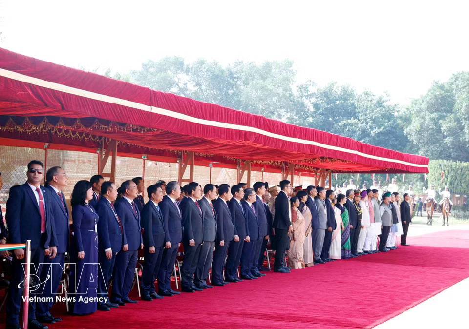 Members of the high-level delegations of both countries attend the welcome ceremony. (Photo: Thong Nhat – VNA)
