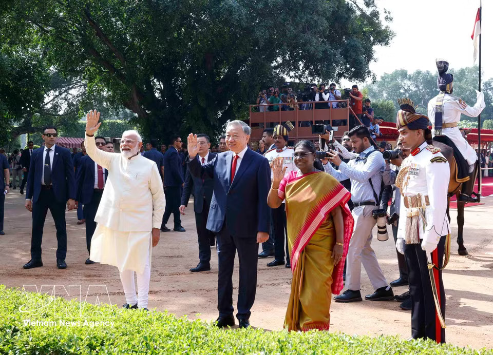 President Droupadi Murmu and Prime Minister Narendra Modi co-chair a welcome ceremony for Party General Secretary and State President To Lam on his State visit to the Republic of India. (Photo: Thong Nhat – VNA)