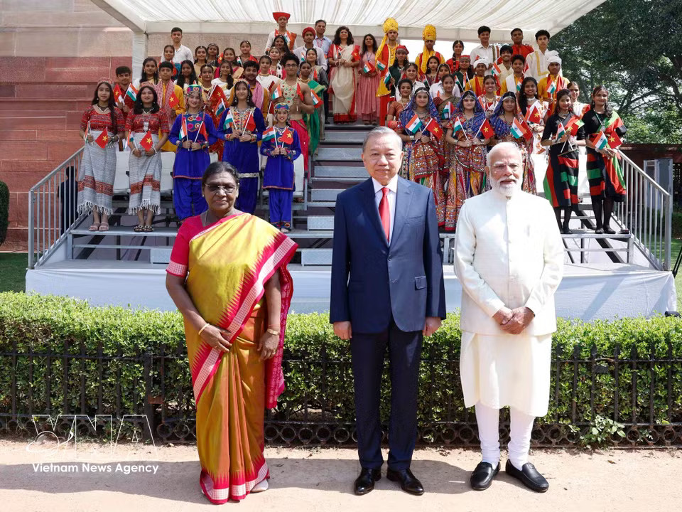 President Droupadi Murmu and Prime Minister Narendra Modi co-chair a welcome ceremony for Party General Secretary and State President To Lam on his State visit to the Republic of India. (Photo: Thong Nhat – VNA)