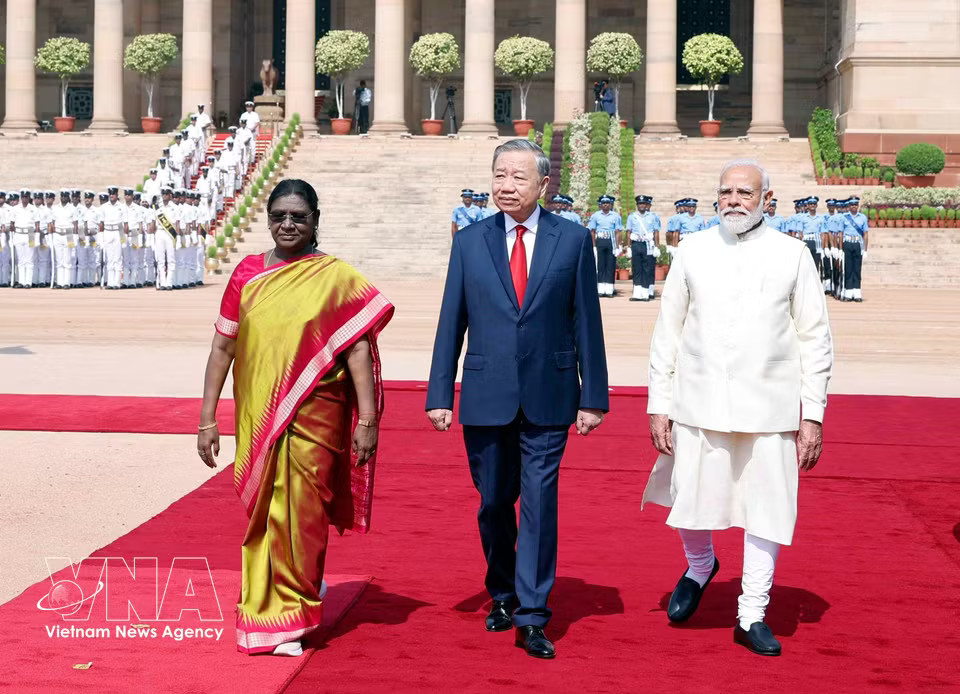 President Droupadi Murmu and Prime Minister Narendra Modi co-chair a welcome ceremony for Party General Secretary and State President To Lam on his State visit to the Republic of India. (Photo: Thong Nhat – VNA)