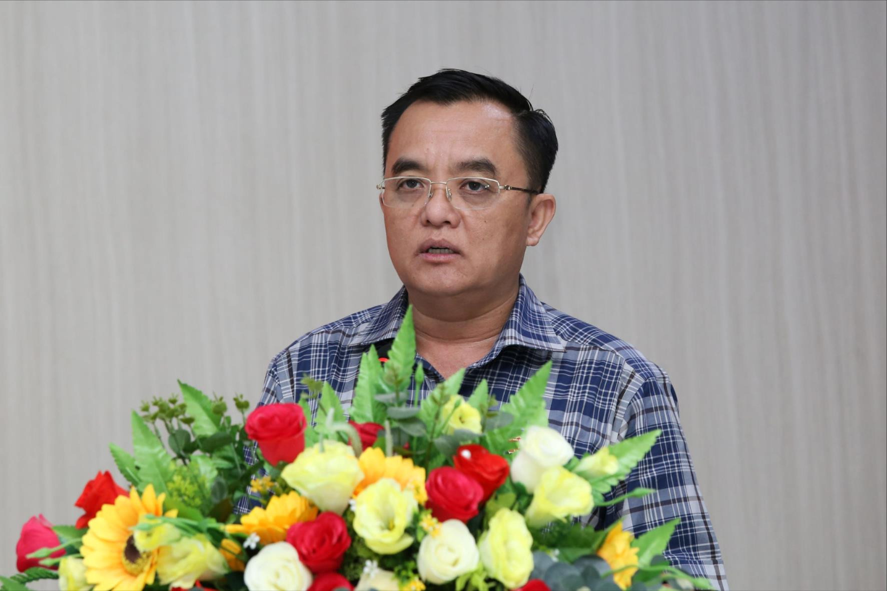 dai-bieu-huynh-ngoc-liem-trao-doi-cac-van-de-cu-tri-neu-ra-tai-hoi-nghi(1).jpg
