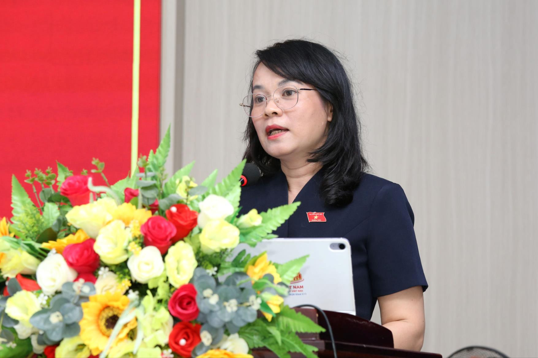 dai-bieu-pham-thi-hong-yen-tra-loi-cac-kien-nghi-cua-cu-tri(1).jpg