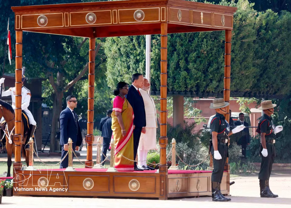 Party General Secretary and State President To Lam joins President Droupadi Murmu and Prime Minister Narendra Modi on the podium for the flag-salute ceremony. (Photo: Thong Nhat – VNA)