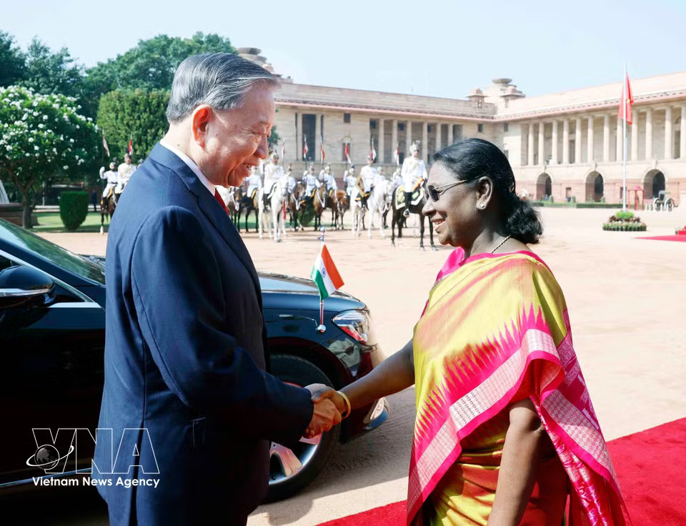 Indian President Droupadi Murmu welcomes Party General Secretary and State President To Lam. (Photo: Thong Nhat – VNA)