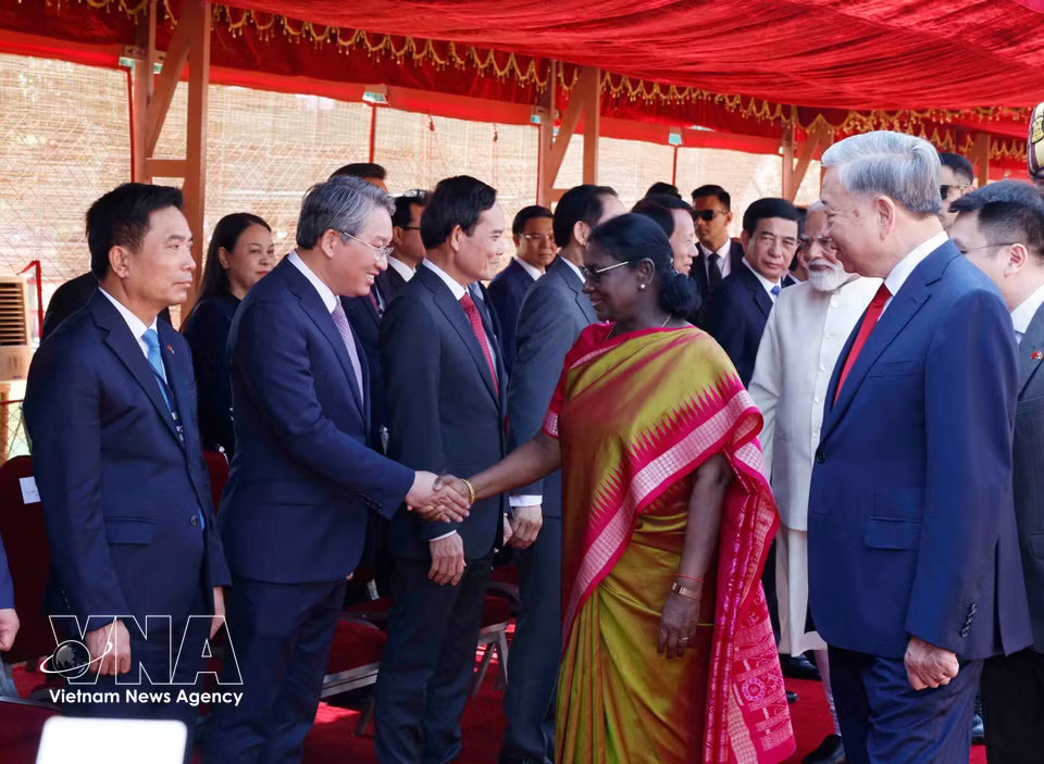 Party General Secretary and State President To Lam introduces members of the high-level Vietnamese delegation to the Indian President and Prime Minister. (Photo: Thong Nhat – VNA) ​