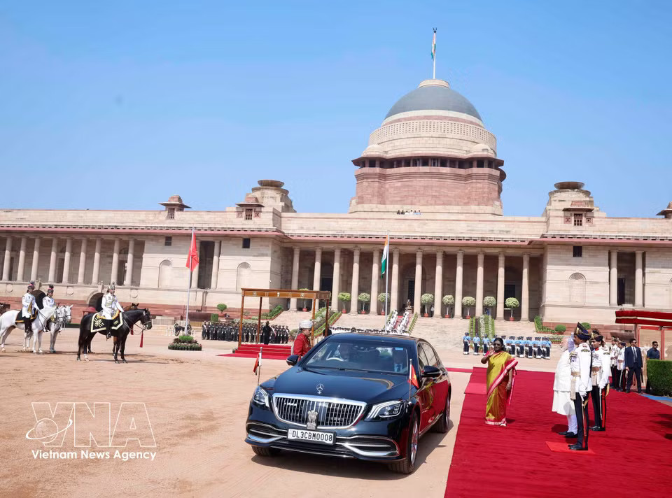A ceremonial welcome for Party General Secretary and State President To Lam on his State visit to the Republic of India is held at the Presidential Palace in New Delhi. (Photo: Thong Nhat – VNA)