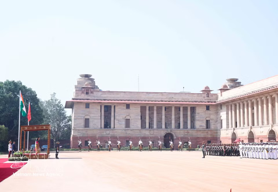 A ceremonial welcome for Party General Secretary and State President To Lam on his State visit to the Republic of India is held at the Presidential Palace in New Delhi. (Photo: Thong Nhat – VNA)