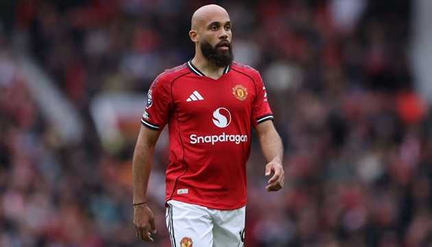 Bryan Mbeumo tỏ thái độ thất vọng khi bị thay ra trong trận đấu của Manchester United.