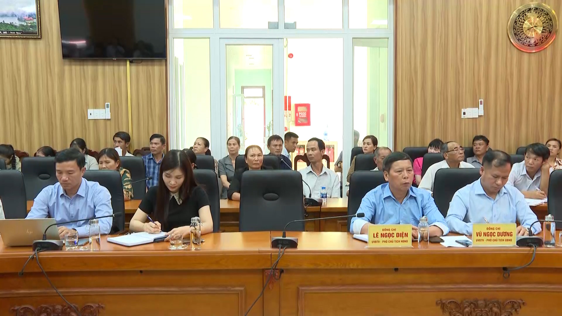 Đại biểu và cử tri dự tiếp xúc cử tri với đại biểu Quốc hội