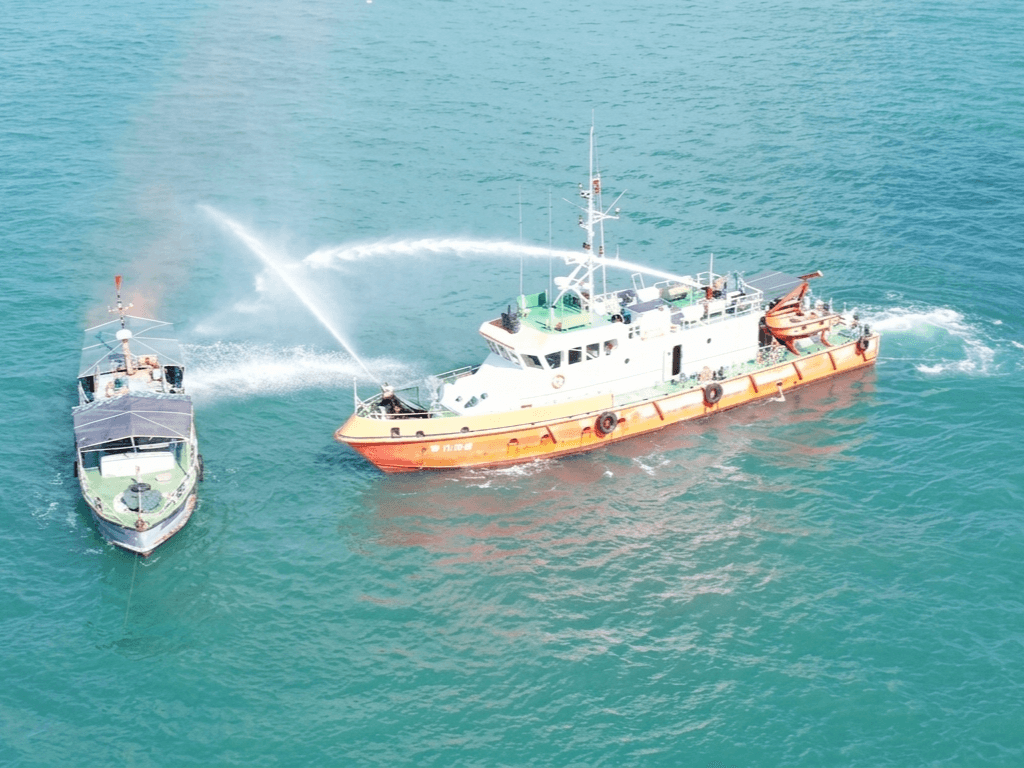 Lực lượng chức năng diễn tập tình huống khống chế ngọn lửa gây cháy tàu cá