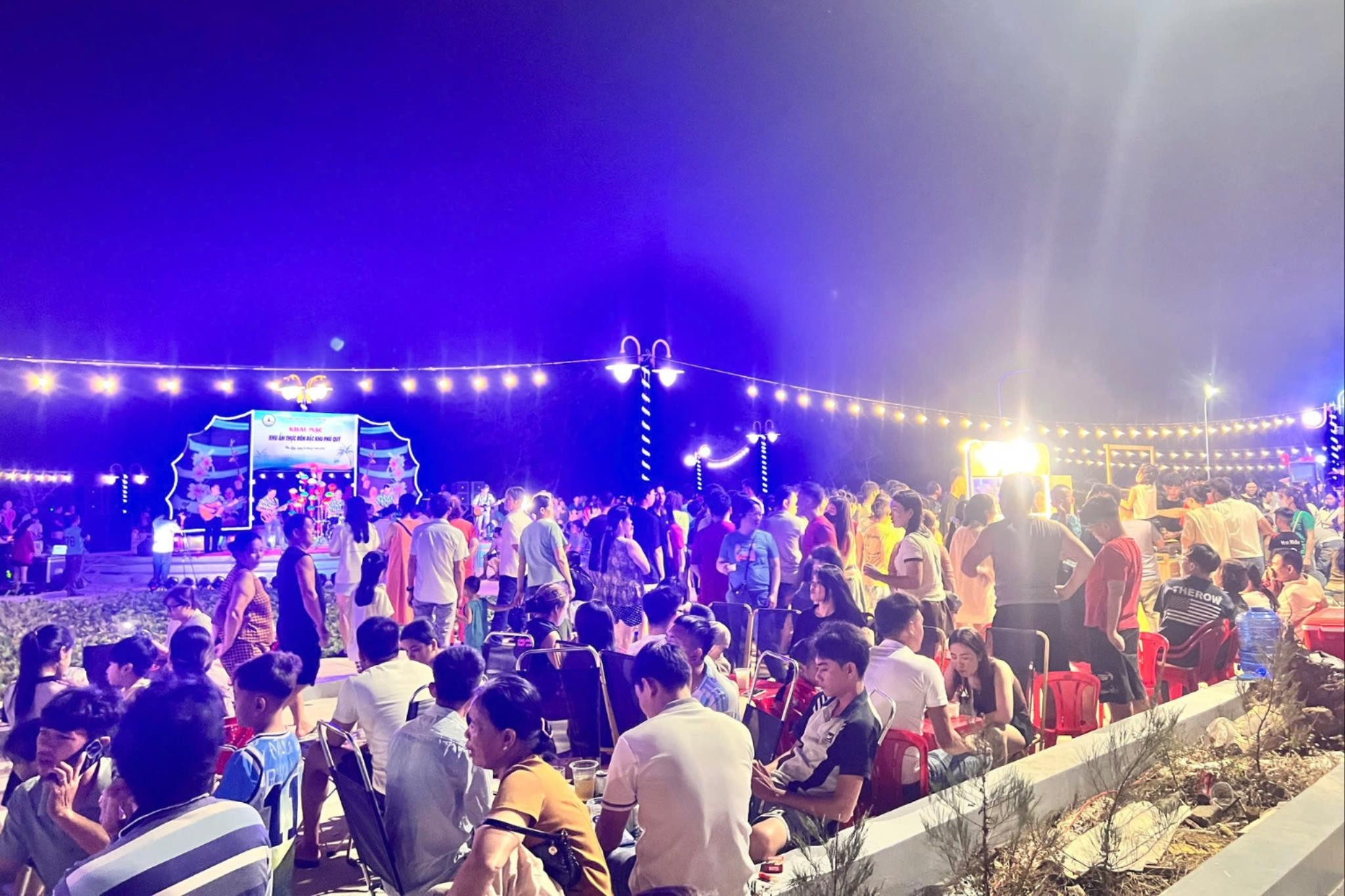 Khu ẩm thực đêm thu hút du khách