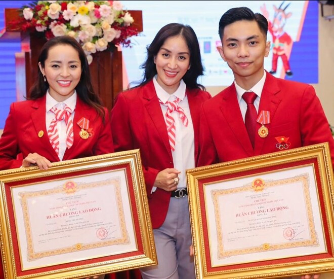 Khánh Thi vinh dự nhận Huân chương Lao động hạng Ba.