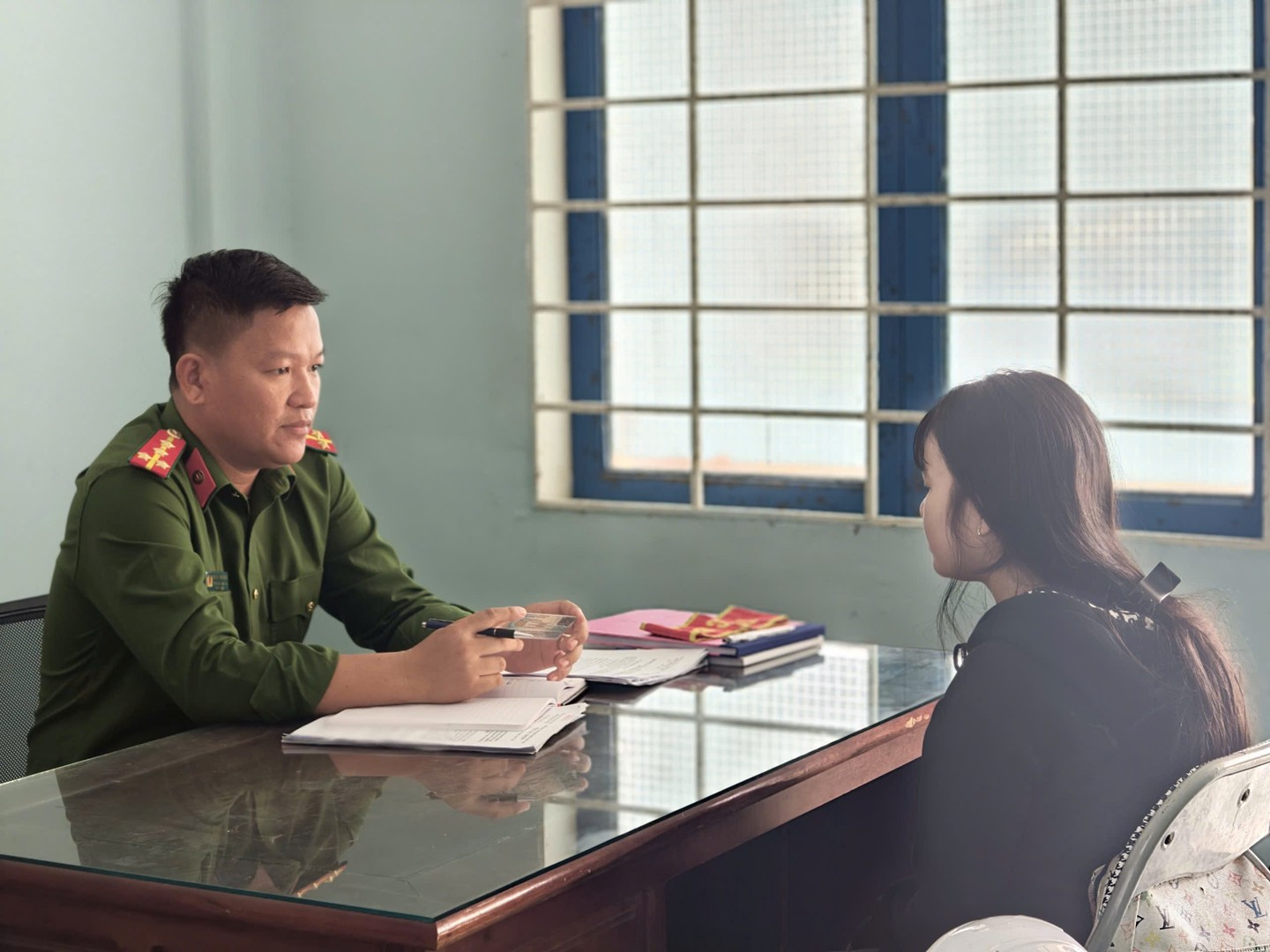 Công an xã Tây Trà tuyên truyền cho cháu M. về nguy cơ lừa đảo lao động