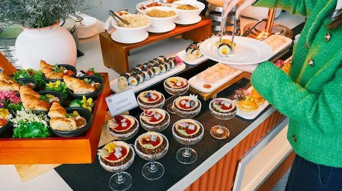 Quầy buffet phục vụ đồ ăn tại phòng chờ thương gia