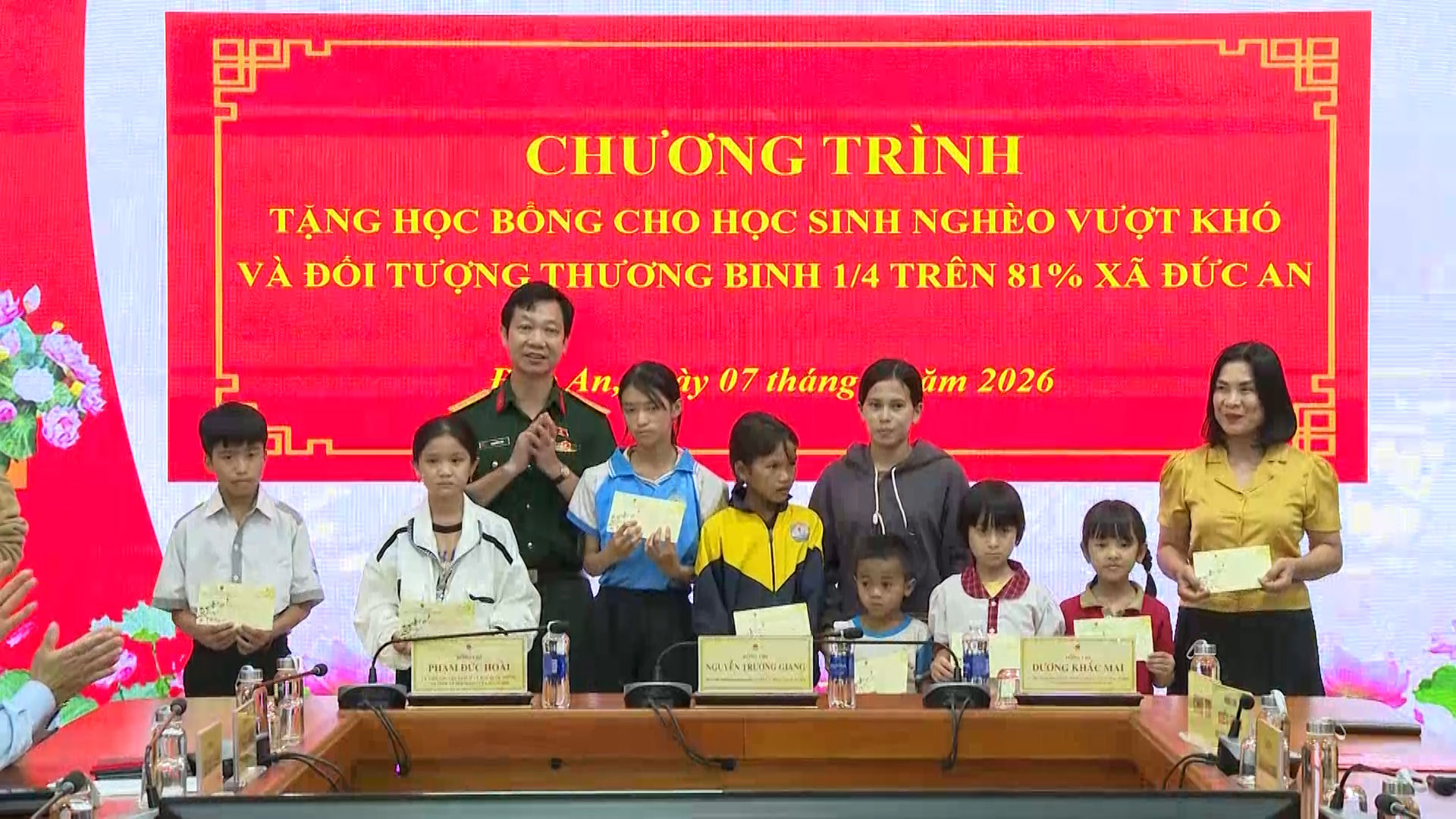 Tặng quà cho học sinh 2