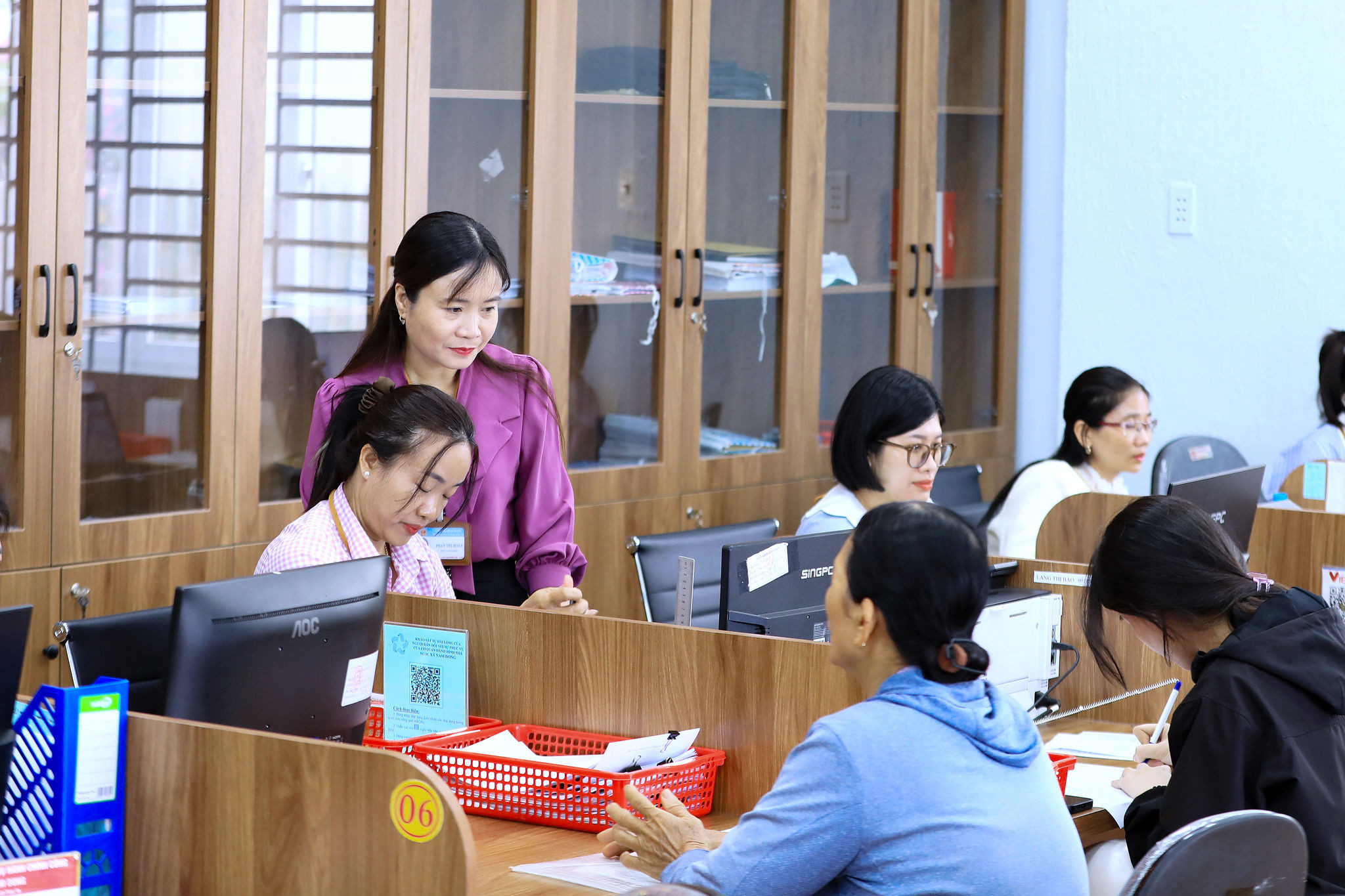Đội ngũ cán bộ Nam Dong không ngừng nâng cao trình độ, thái độ phục vụ Nhân dân