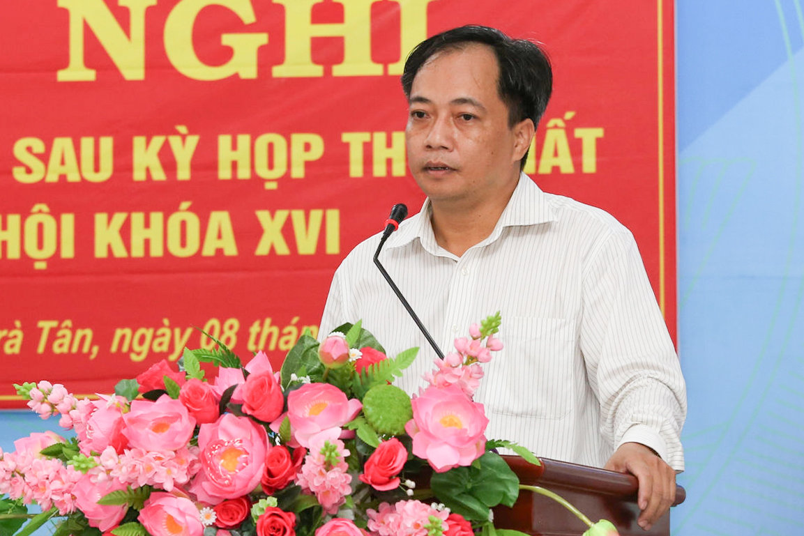 dong-chi-do-duc-anh-pho-chu-tich-ubnd-xa-tra-tan-tra-loi-cac-kien-nghi-cua-cu-tri(1).jpg