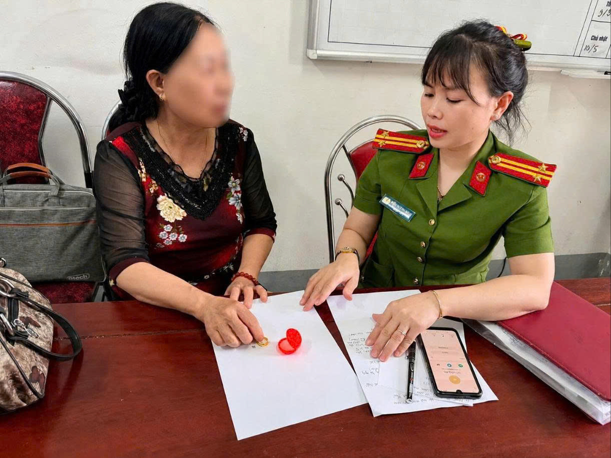 Cán bộ Công an phường Thanh Miếu trực tiếp động viên giải thích với bà N.T.C.