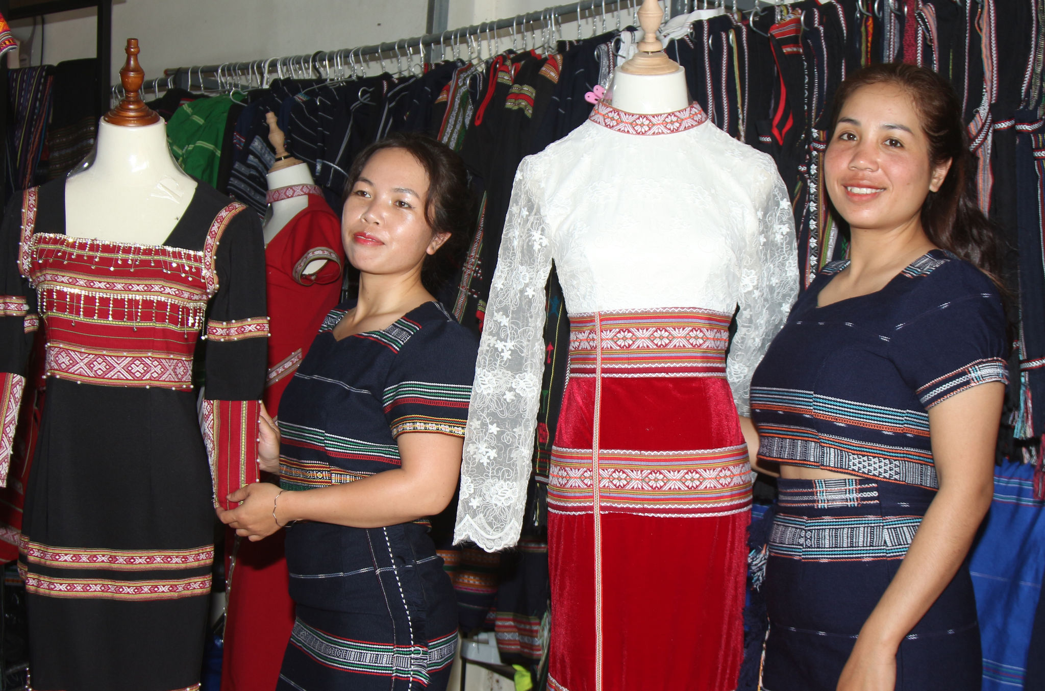 Ka Hoan (fotoğrafta sağda) ve meslektaşları, Di Linh platosundaki küçük bir köyde gelinlik tasarlıyorlar.