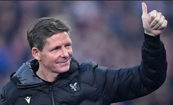 Huấn luyện viên Oliver Glasner trong vòng vây người hâm mộ Crystal Palace