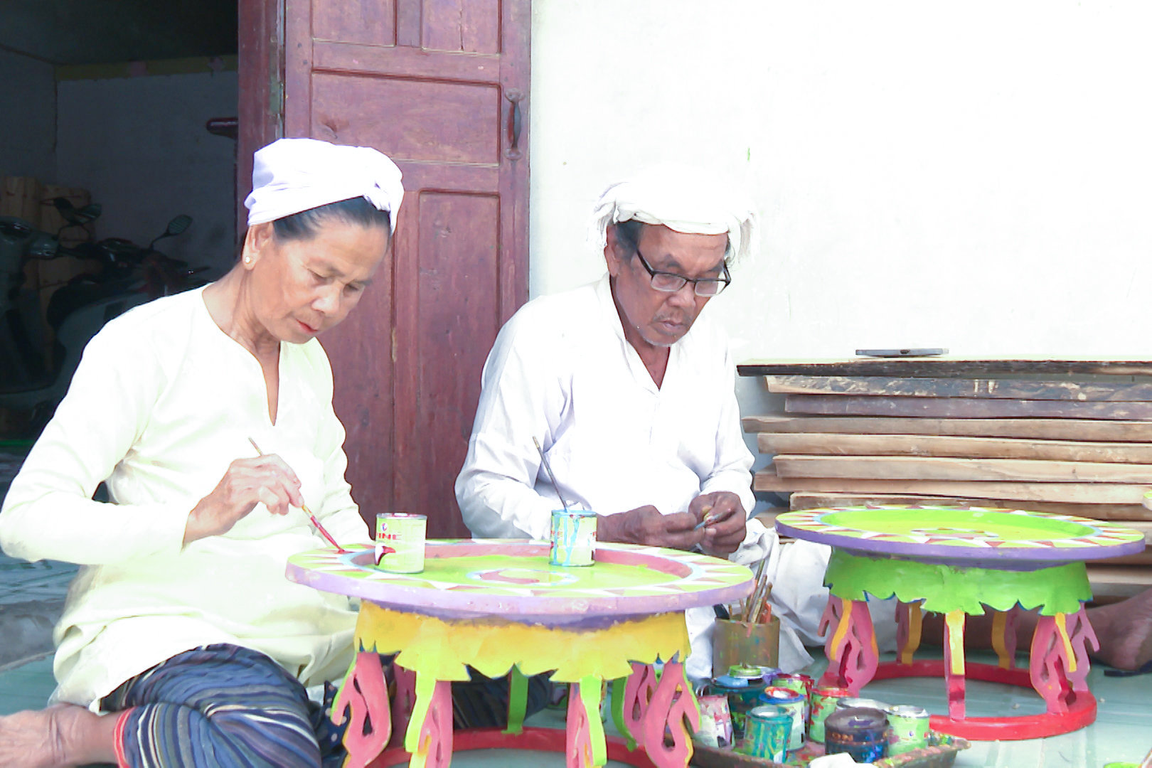 nghe-nhan-dong-gat-cung-vo-dang-che-tac-ra-nhung-mam-cao-voi-muc-dich-vua-tao-ra-sinh-ke-cho-gia-dinh-vua-gin-giu-gia-tri-truyen-thong-cua-dan-toc-cham-(1).jpg