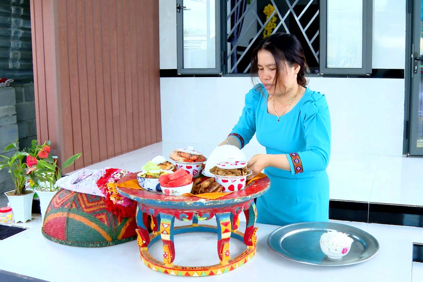 Phụ nữ Chăm chuẩn bị Mâm cơm tại nhà trong ngày hội Kinh hội xoay vòng