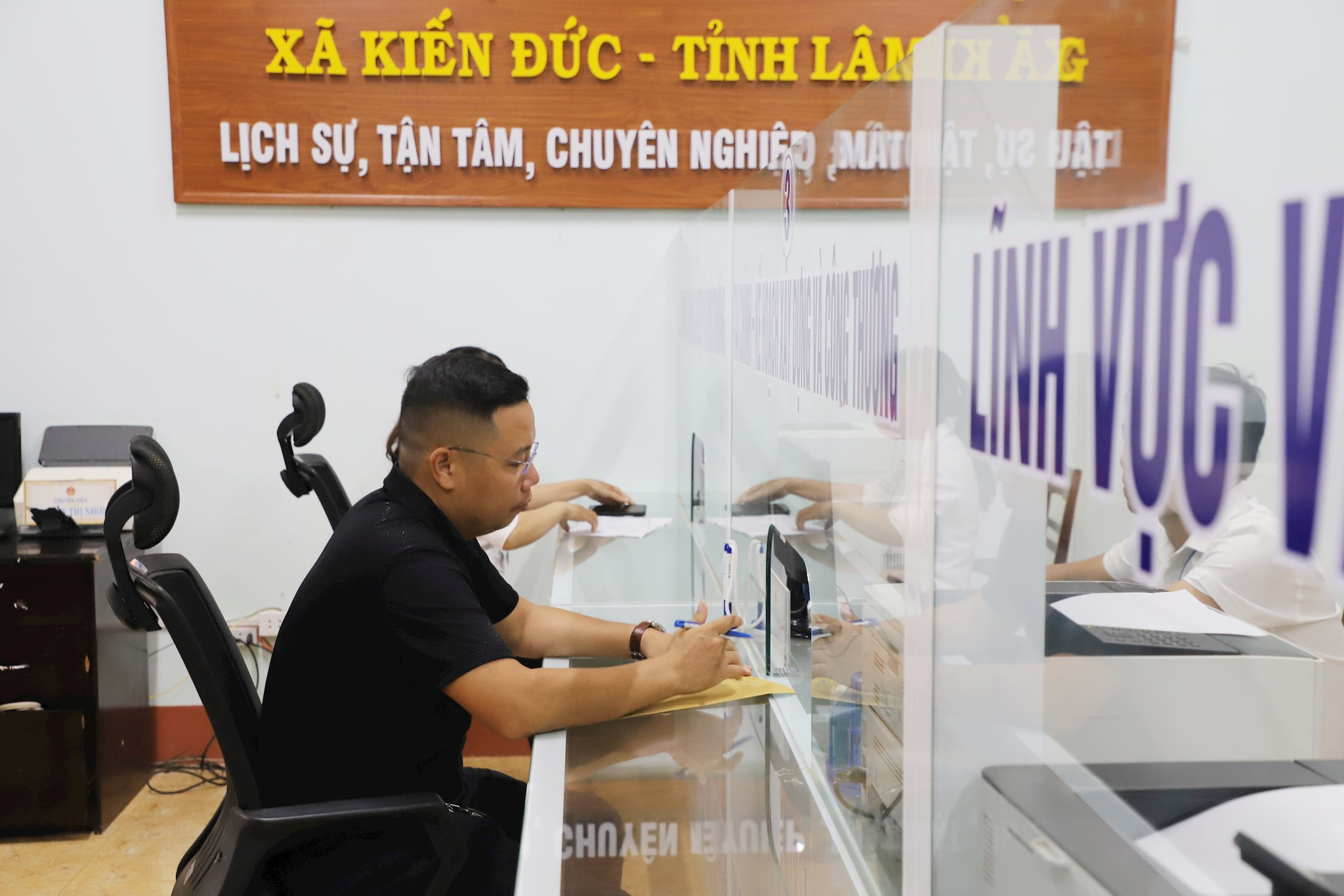 xa-kien-duc-chu-trong-cong-tac-tiep-nhan-giai-quyet-cac-thu-tuc-hanh-chinh-cho-nguoi-dan-doanh-nghiep-dung-yeu-cau-quy-dinh(1).jpg