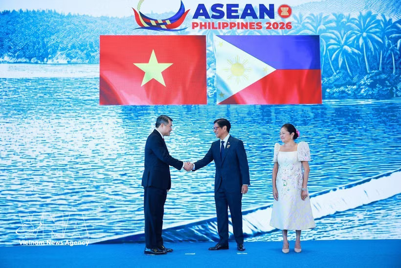 Philippine President Ferdinand Romualdez Marcos Jr., Chair of ASEAN 2026, welcomes Prime Minister Le Minh Hung to the 48th ASEAN Summit. (Photo; VNA)