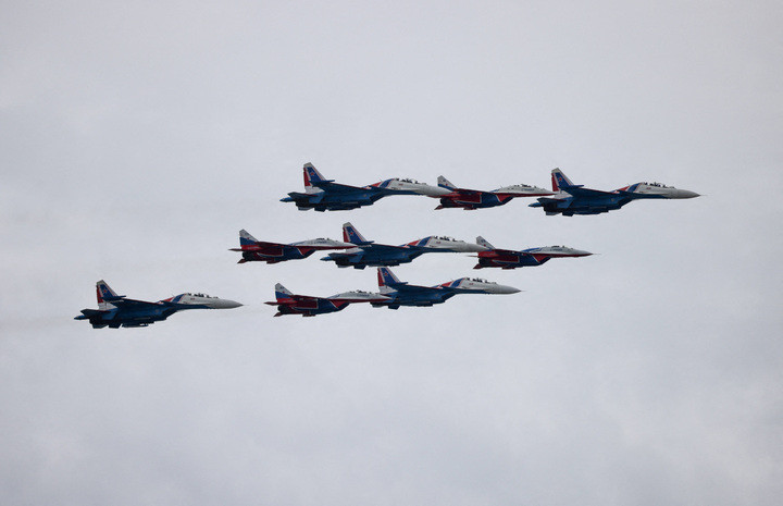 Tiêm kích MiG-29 và Su-30SM bay biểu diễn trên không